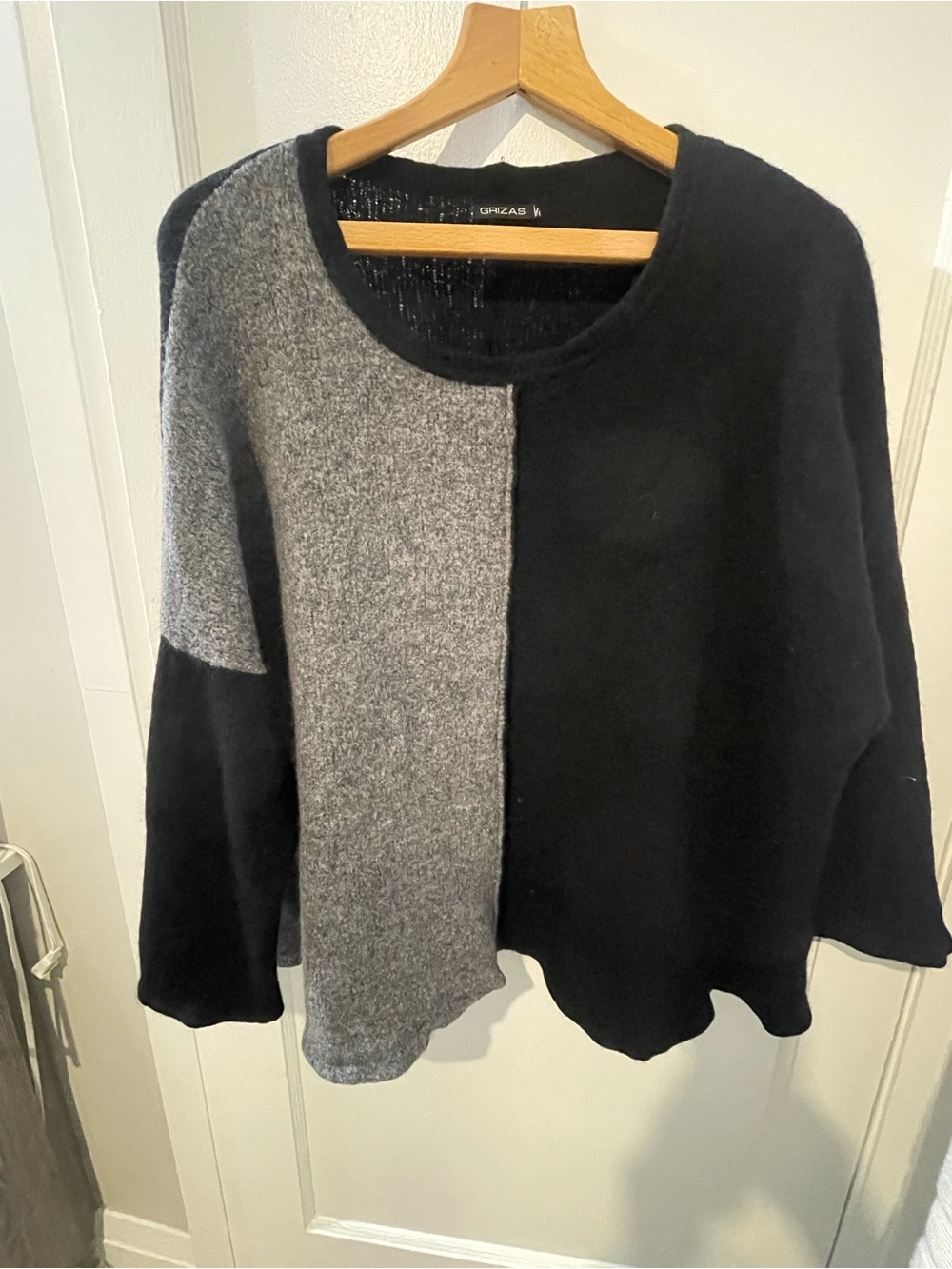 GRIZAS Black Grey Wool Colorblock Dolman Sleeve Sweater